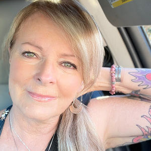 Meet your Posher, Lora